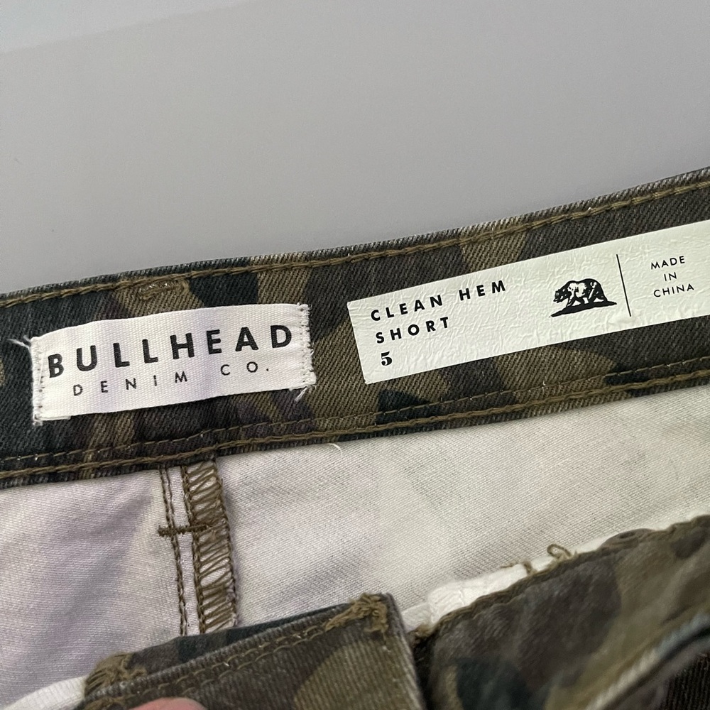 Shorts - Picture 2 of 3